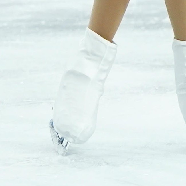 Détail d’un patin à glace tranchant la glace