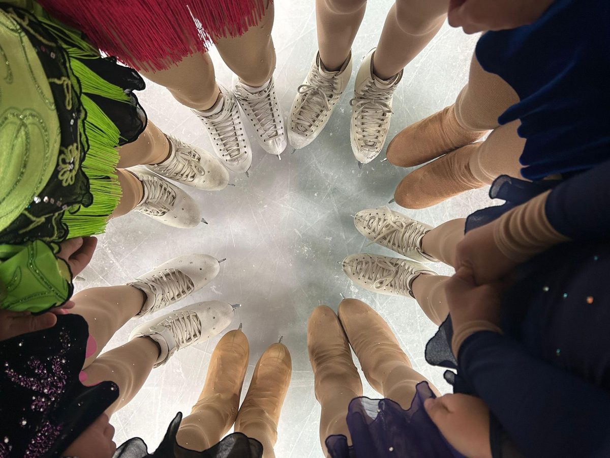 Jeunes patineuses réunies en cercle avant une compétition